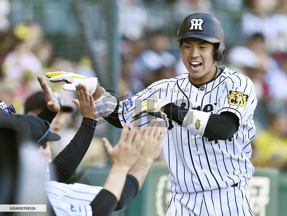 Baseball: Umeno helps Tigers come from behind against CL-leading Carp