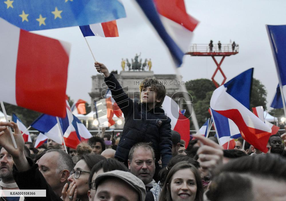 Pro-EU Macron beats far-right Le Pen in French presidential election