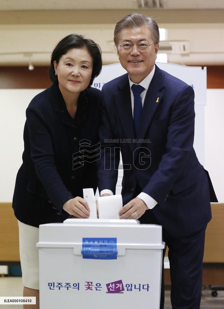 Voting gets under way in S. Korea to pick new president