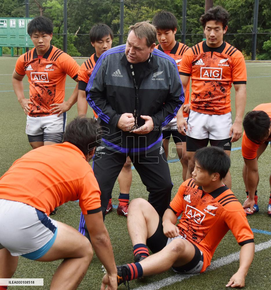 N.Z. coach Hansen gives advice to Japan college rugby players