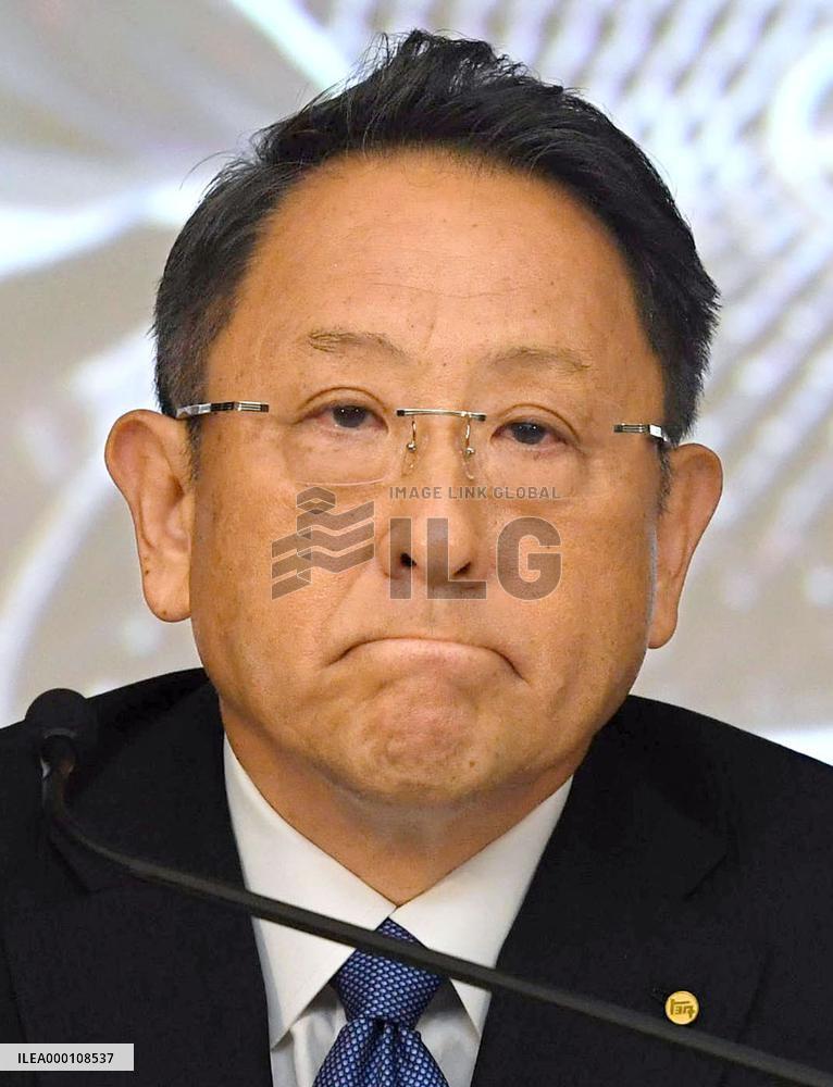 Toyota expects operating profit to drop for 2nd consecutive year