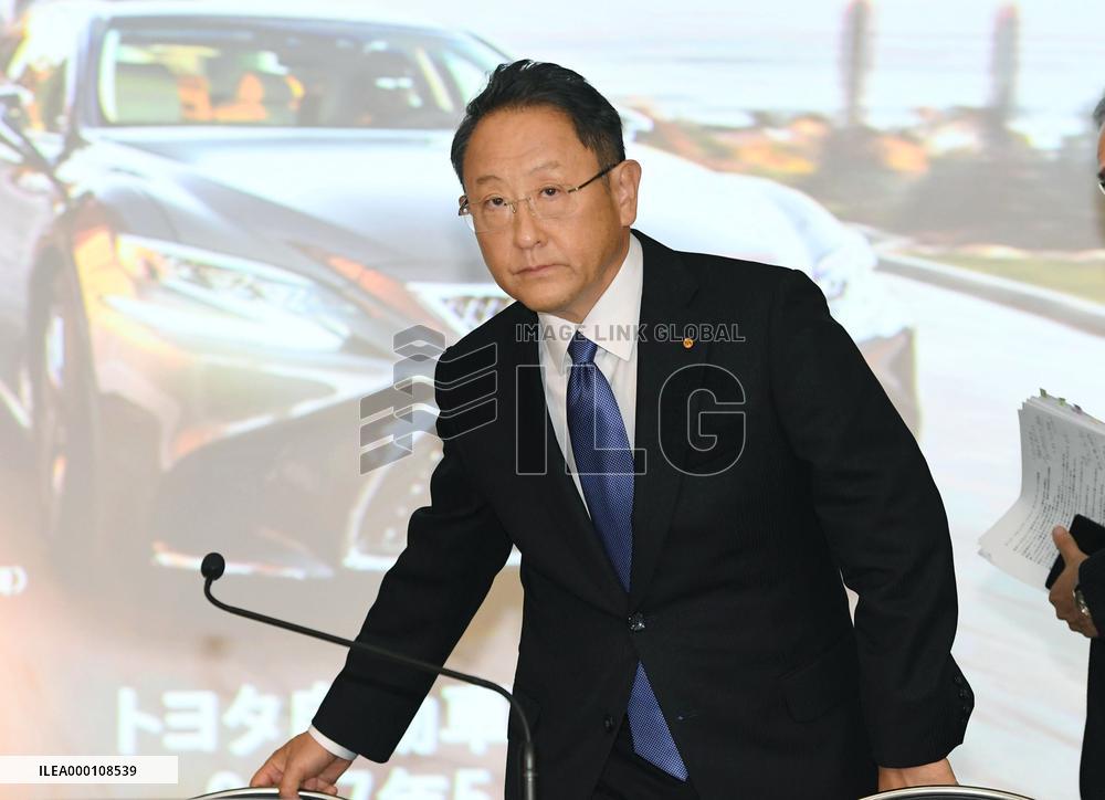 Toyota expects operating profit to drop for 2nd consecutive year