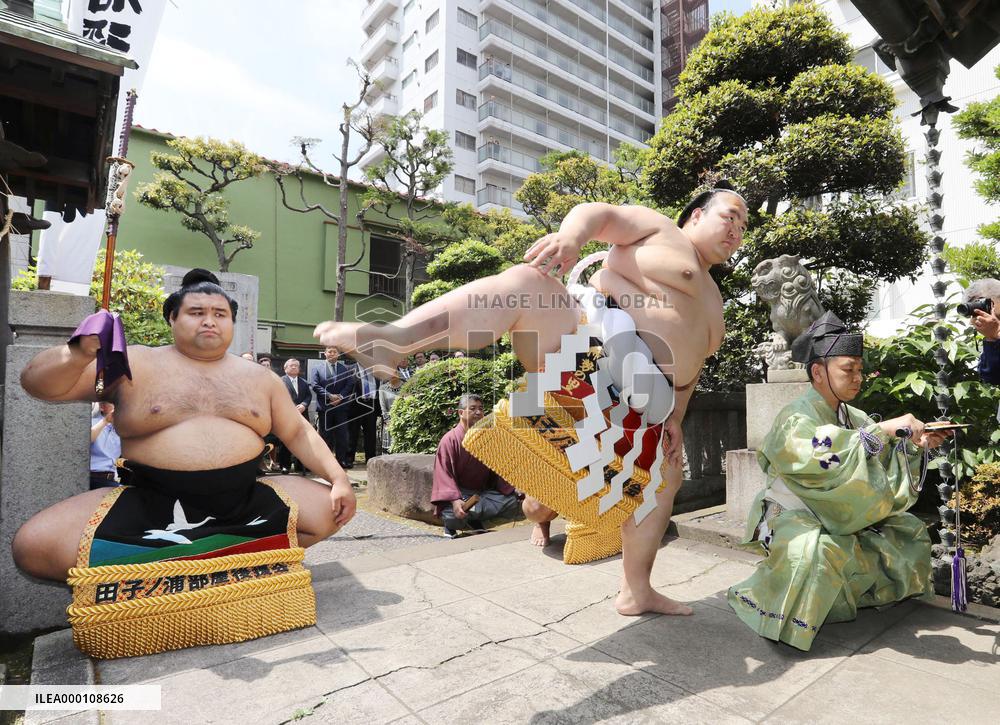 Sumo: Kisenosato performs ring-entering ritual
