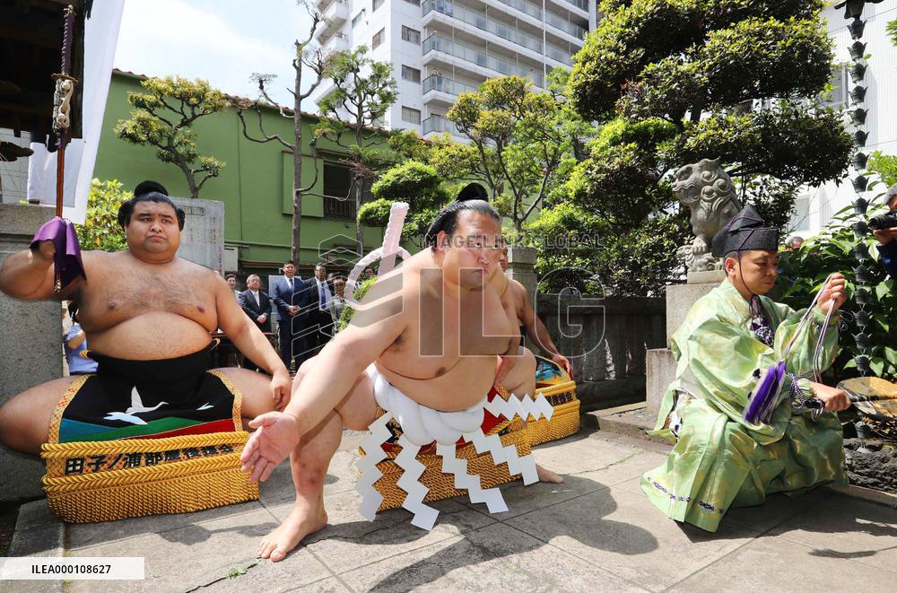 Sumo: Kisenosato performs ring-entering ritual