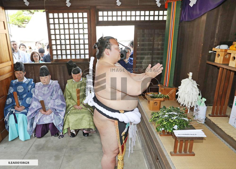 Sumo: Kisenosato performs ring-entering ritual