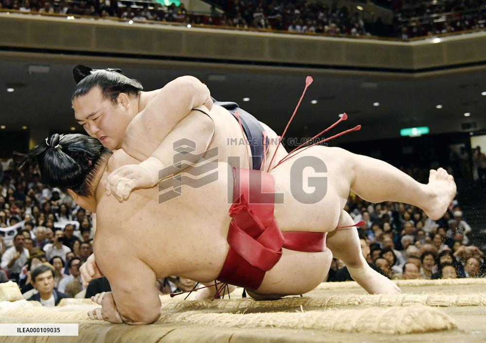 Sumo: Kisenosato still 2 back as Haru, Hakuho share lead of Summer basho