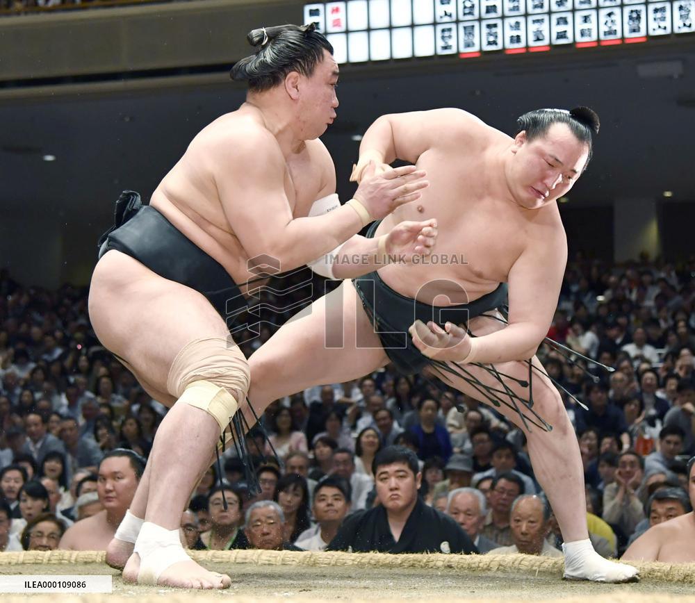 Sumo: Hakuho, Harumafuji still tied for lead at Summer sumo
