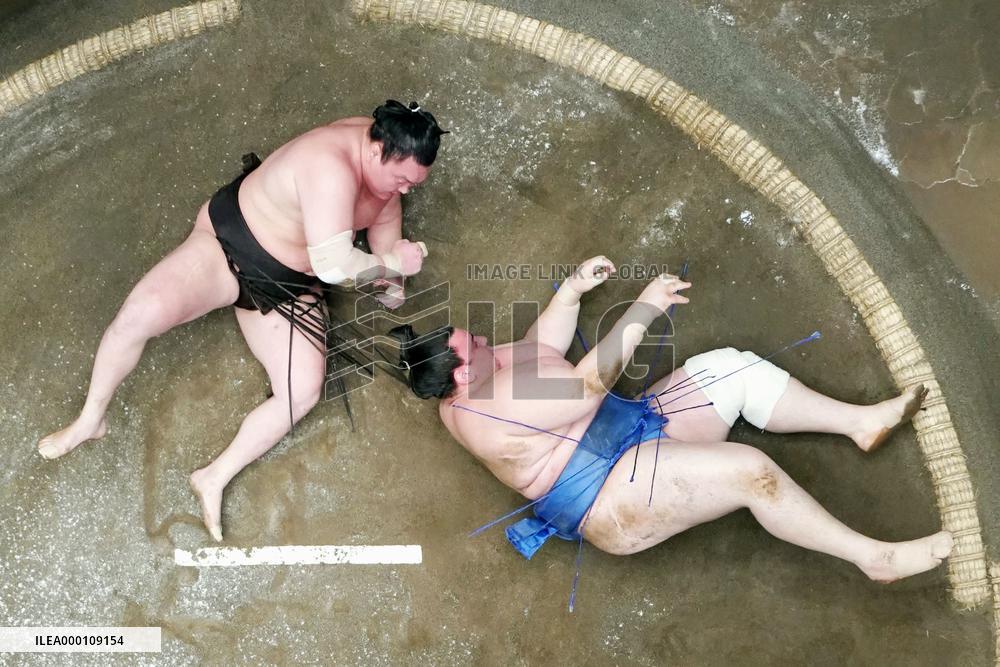 Hakuho beats Aoiyama