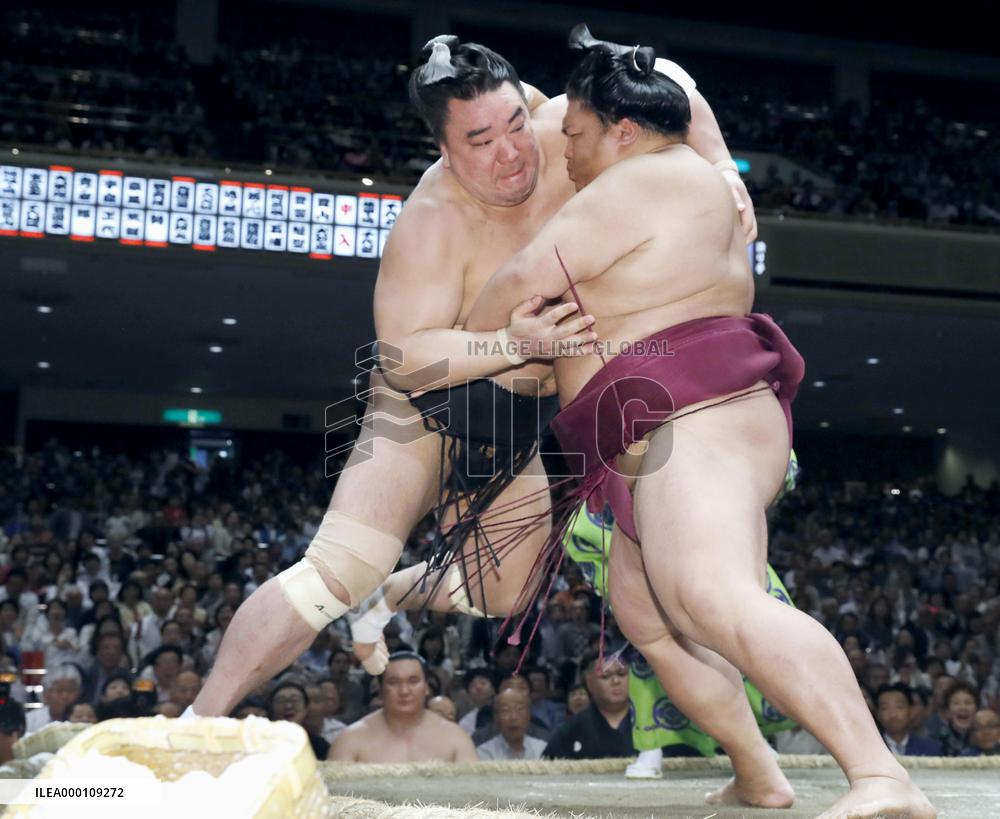 Sumo: Hakuho seizes sole lead as Harumafuji slips up