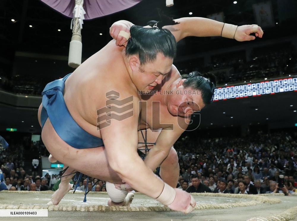 Sumo: Hakuho 1 win away from 38th career title at summer tourney