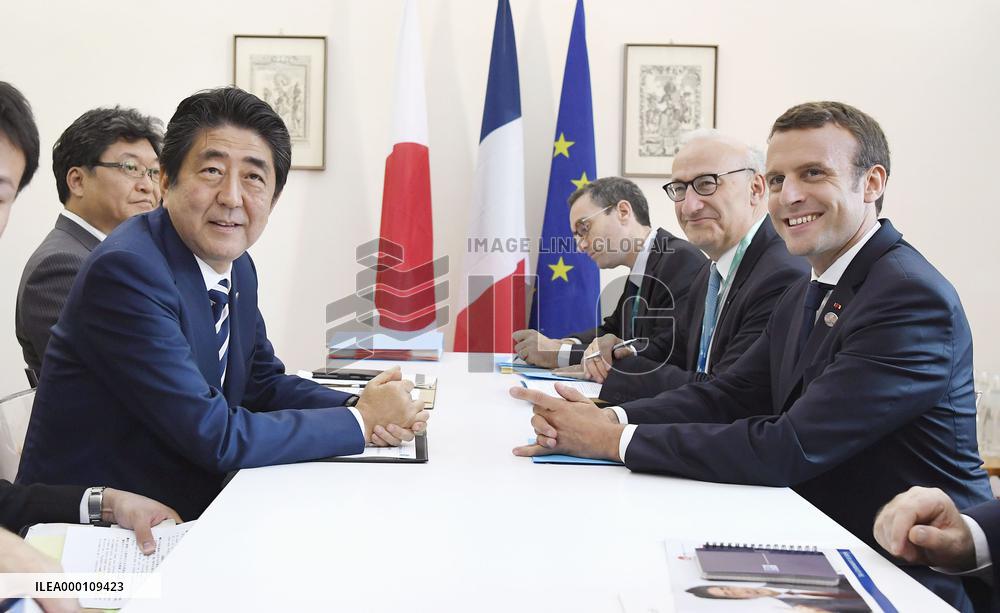 Abe, Macron vow to advance trade, defense cooperation