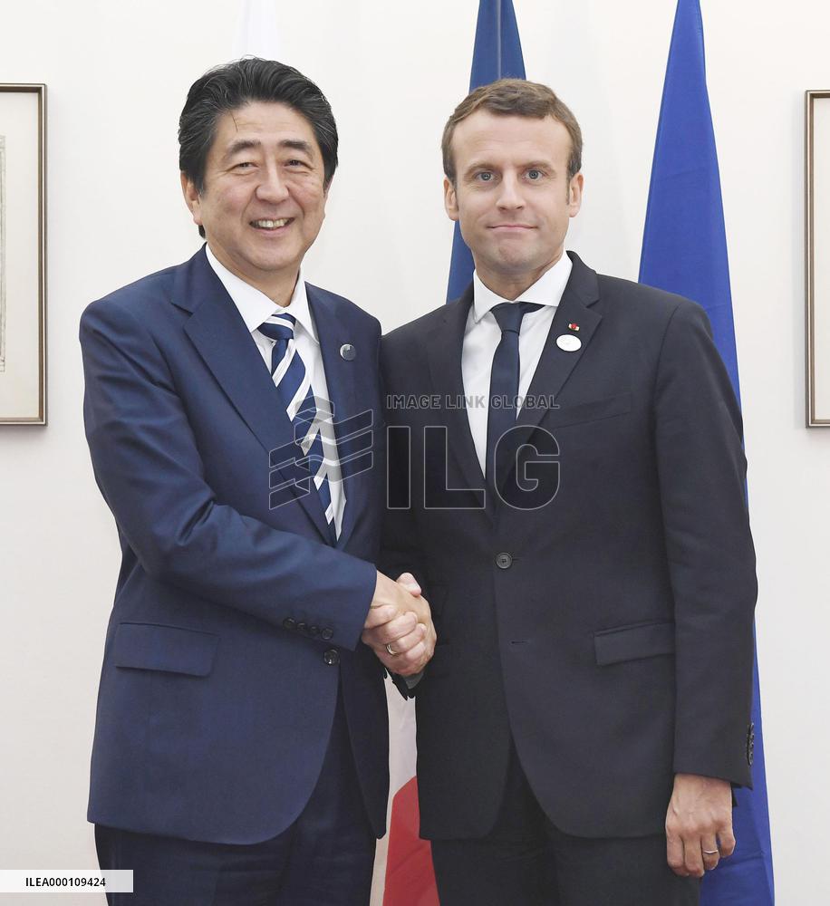 Abe, Macron vow to advance trade, defense cooperation