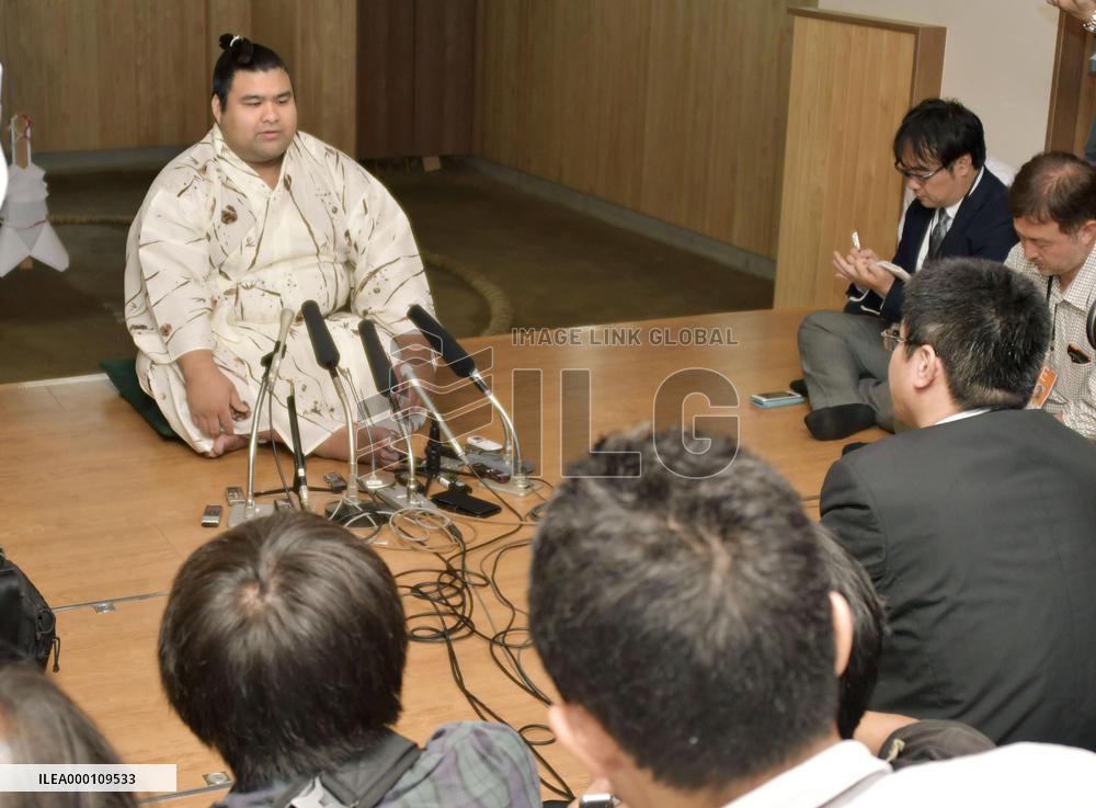 Sumo: Takayasu in press conference