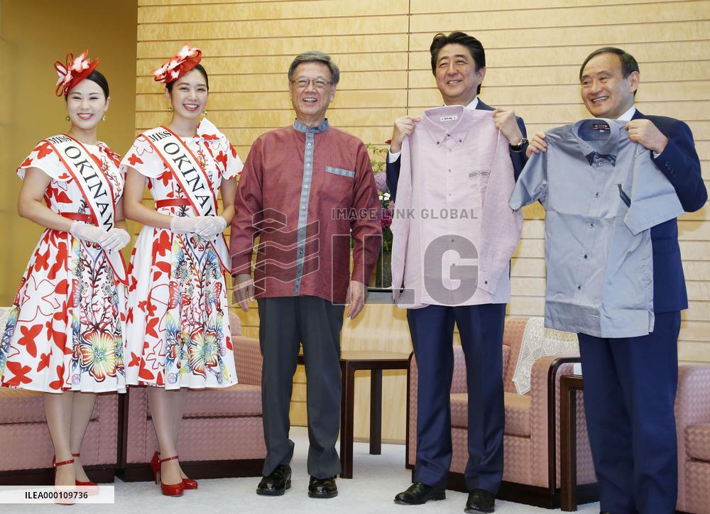 Okinawa governor presents "kariyushi" shirt to PM Abe