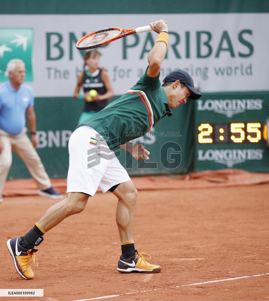 Tennis: Nishikori survives 5-set scare to reach French Open last 16