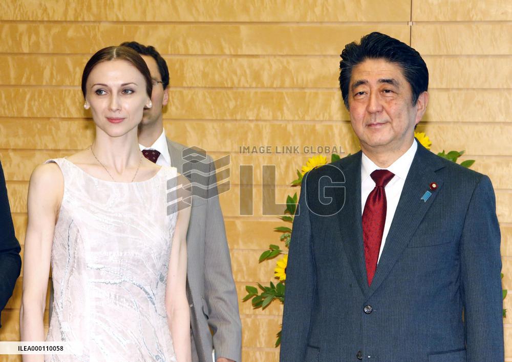 Bolshoi Ballet prima Zakharova meets with Japanese PM Abe