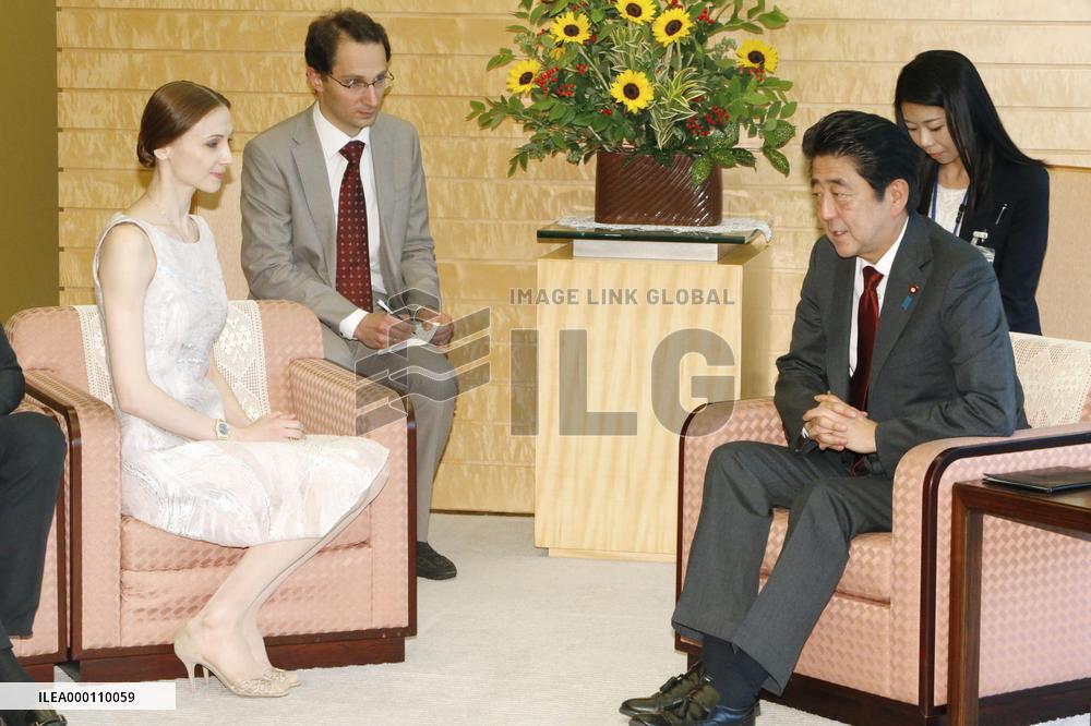 Bolshoi Ballet prima Zakharova meets with Japanese PM Abe