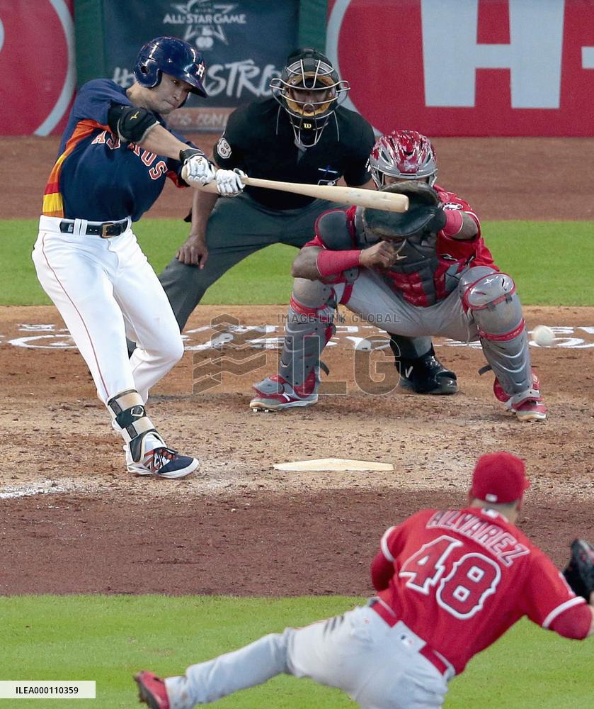 Aoki tallies 2,000 career hits