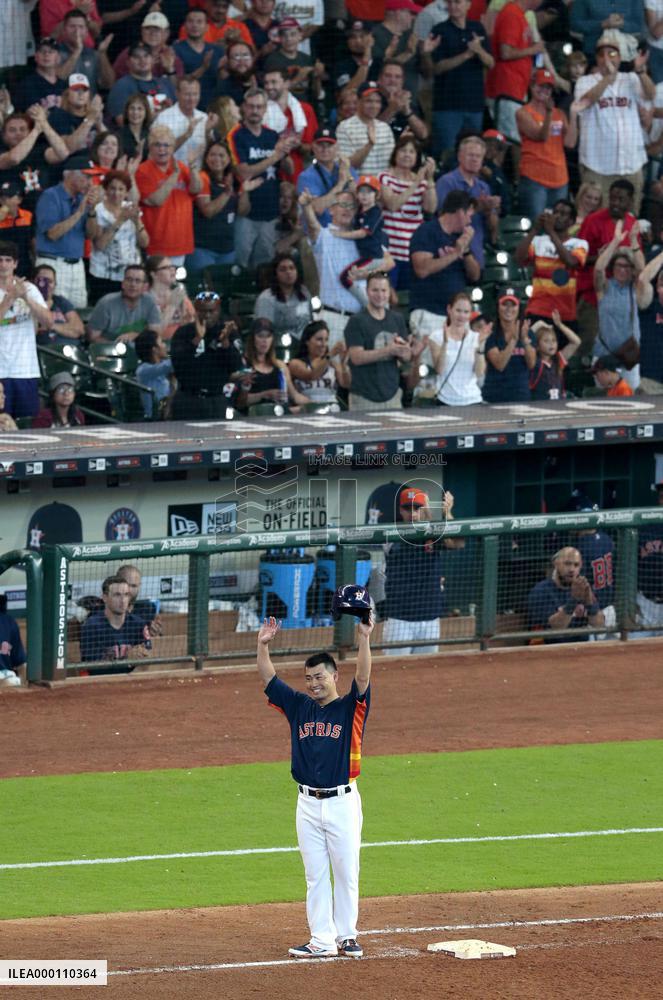 Aoki tallies 2,000 career hits