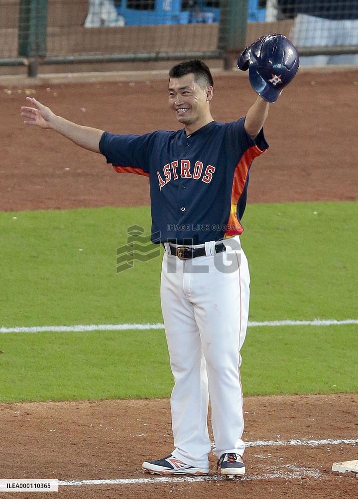 Aoki tallies 2,000 career hits
