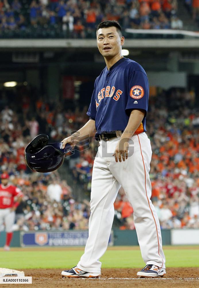 Aoki tallies 2,000 career hits