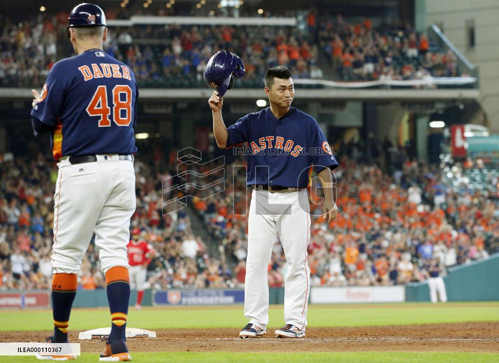 Aoki tallies 2,000 career hits