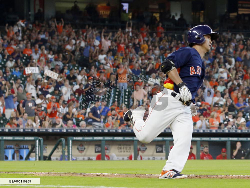 Aoki tallies 2,000 career hits