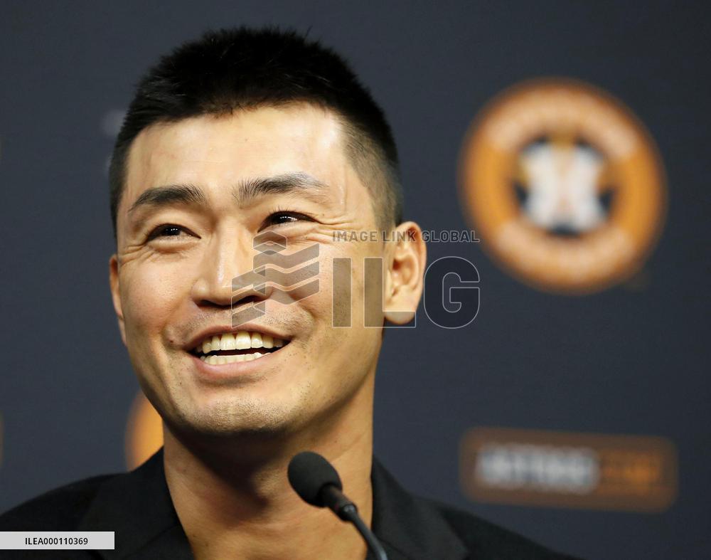 Aoki tallies 2,000 career hits
