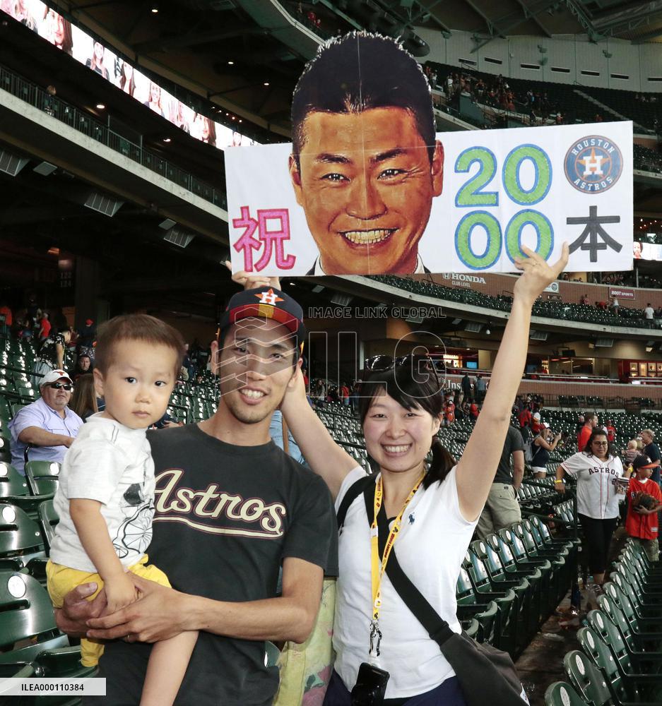 Aoki tallies 2,000 career hits