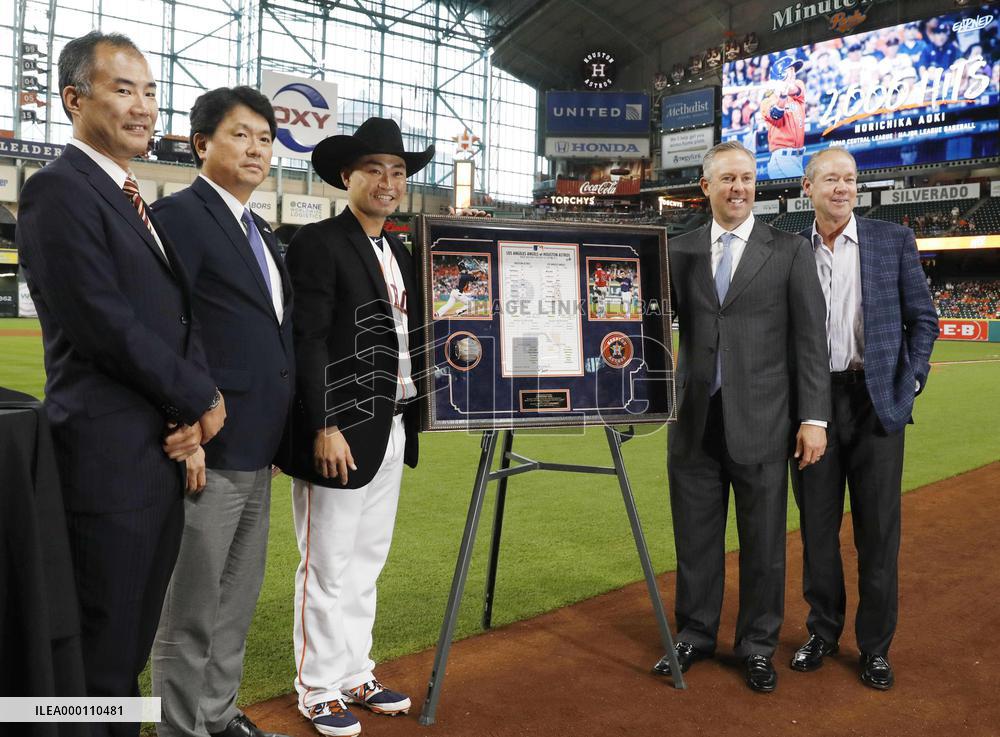 Baseball: Aoki congratulated for 2,000th career hit