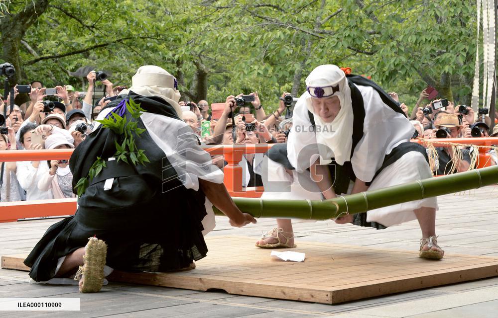 Ceremony for productiveness of grain at Kyoto temple