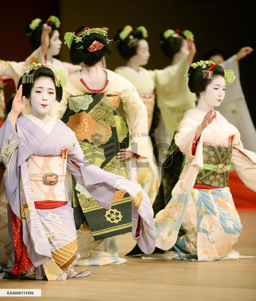 Geisha, apprentices in rehearsal for joint performance