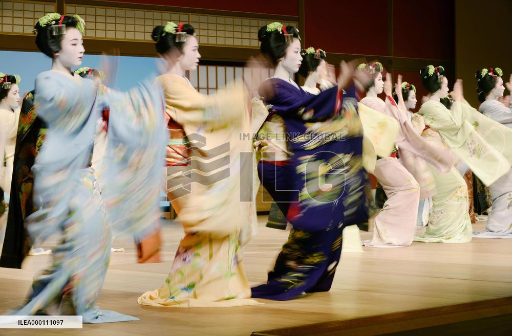 Geisha, apprentices in rehearsal for joint performance
