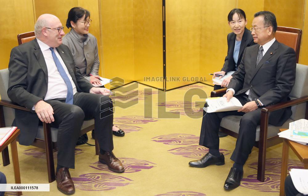 Japan, EU remain apart in free trade talks, focus on dairy, autos