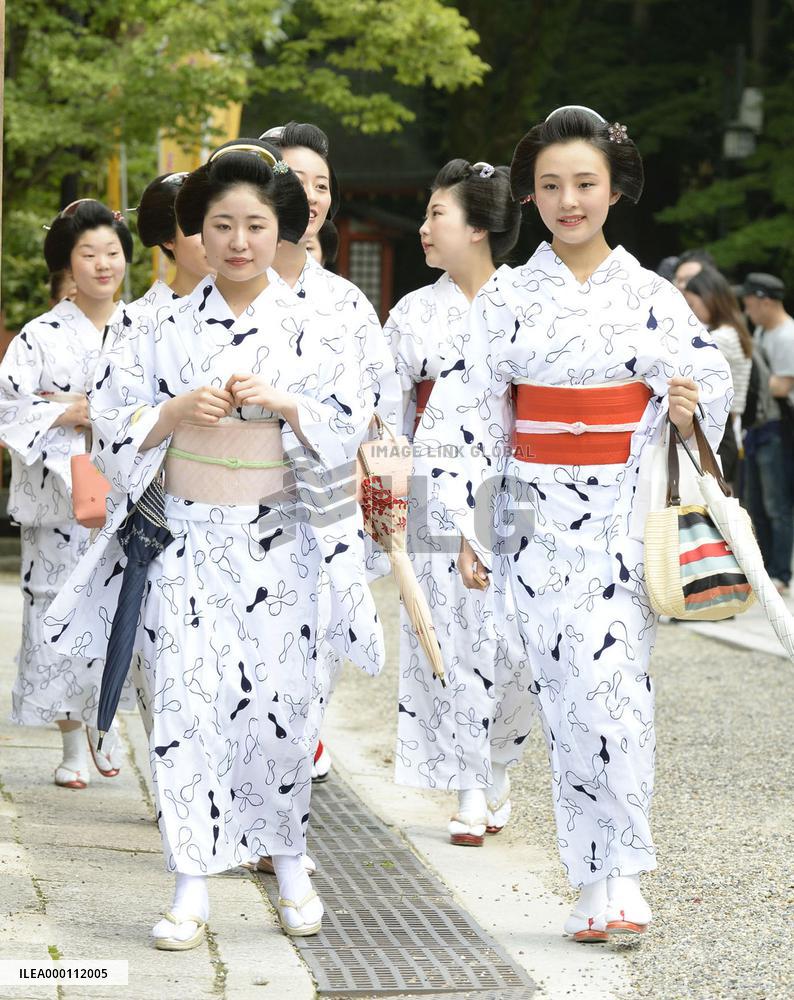 Geisha pray for health