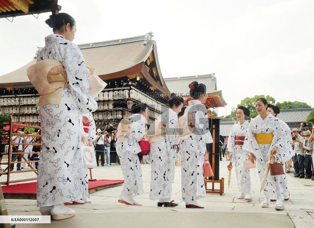 Geisha pray for health