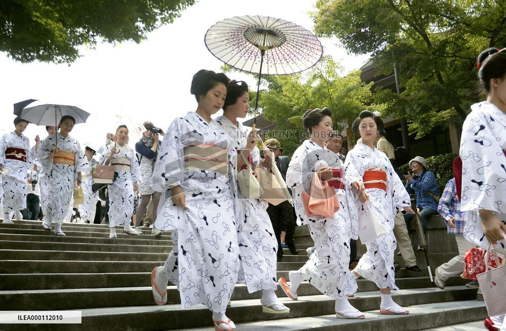 Geisha pray for health