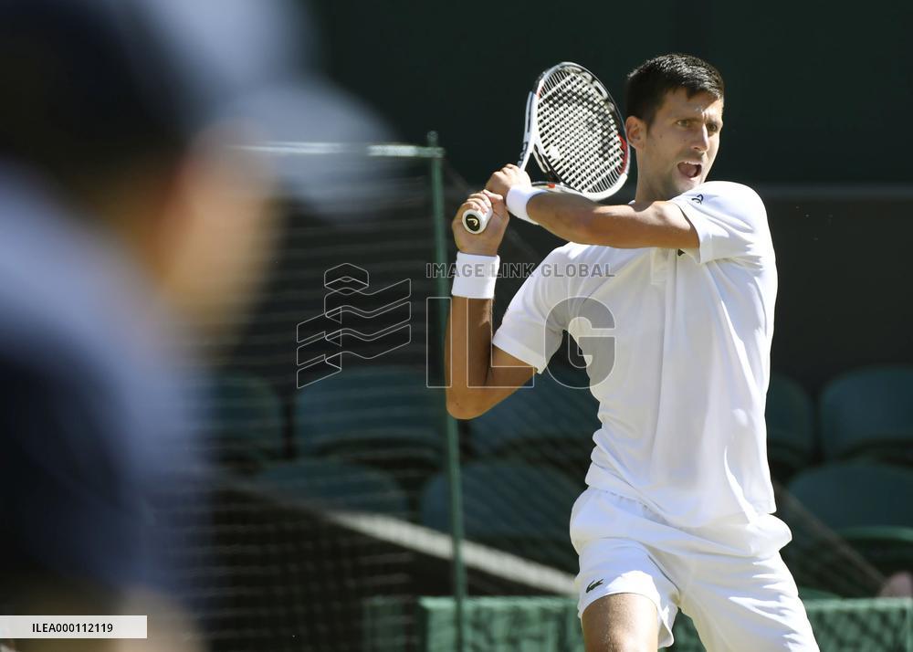 Djokovic reaches last 16 at Wimbledon tennis