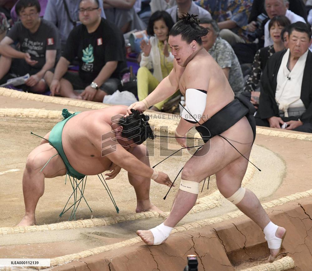 Yokozuna Harumafuji beaten on opening day of Nagoya sumo
