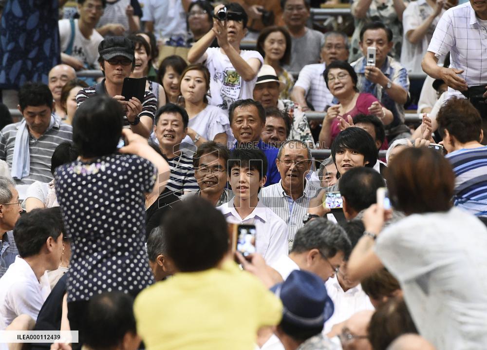 Shogi phenom Fujii visits sumo tournament