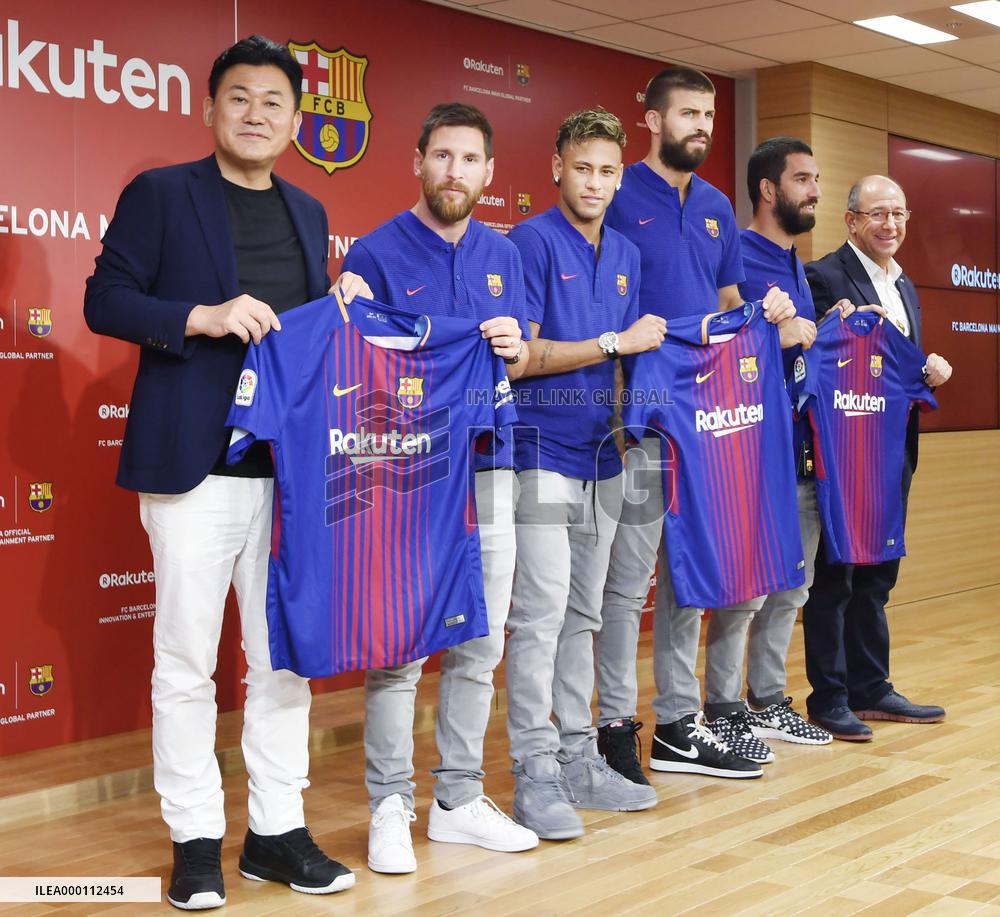 Messi, Pique visit Barca shirt sponsor Rakuten