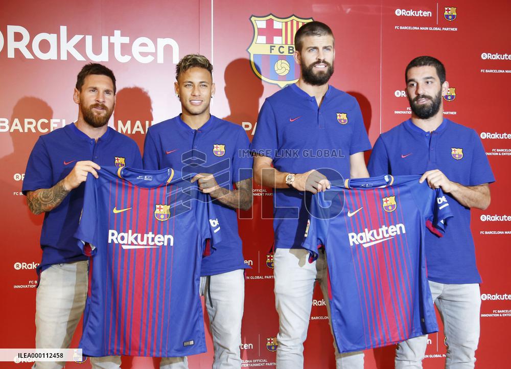 Messi, Pique visit Barca shirt sponsor Rakuten