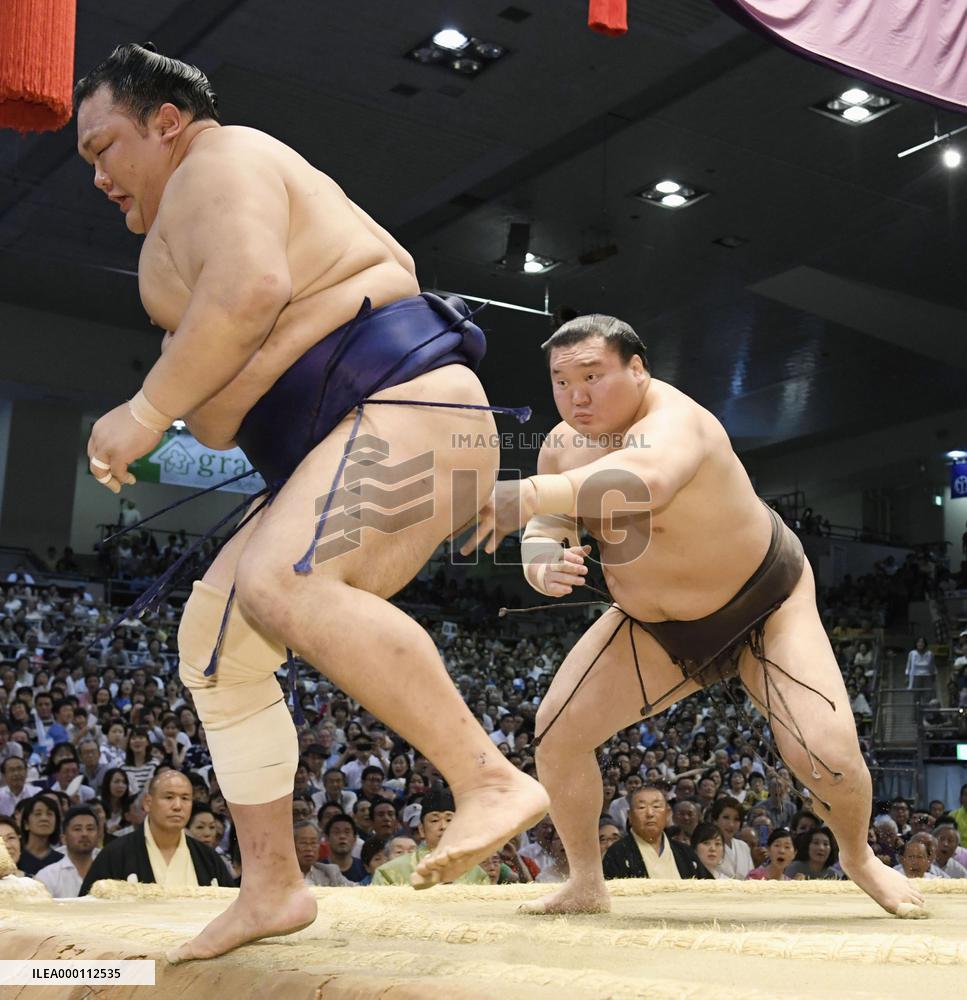 Hakuho beats Hokutofuji in Nagoya