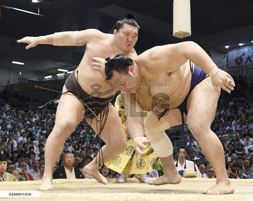 Hakuho beats Hokutofuji in Nagoya