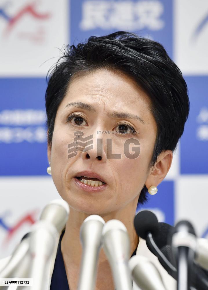 Opposition chief shows family register, says dual nationality cleared