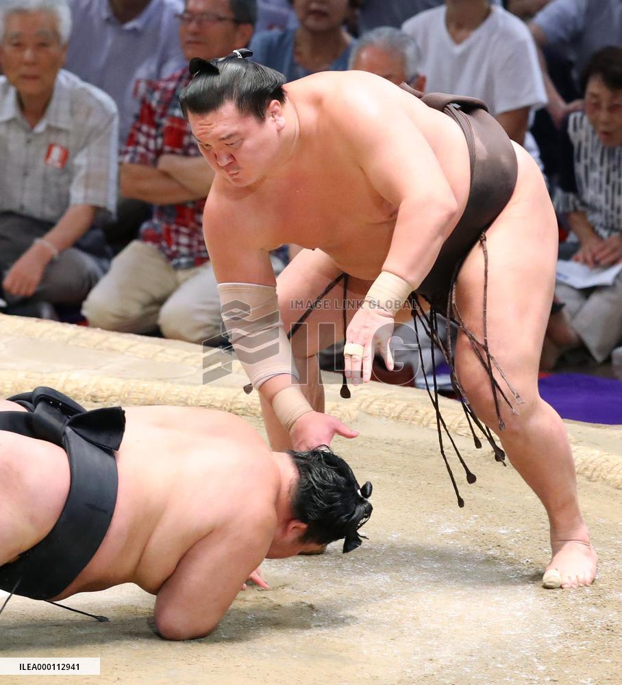 Sumo: Record breaker Hakuho 1 win from title in Nagoya