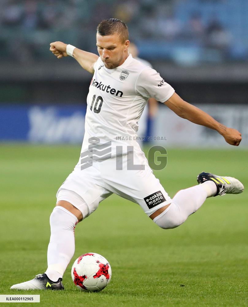 Soccer: Podolski debuts for Vissel Kobe in friendly