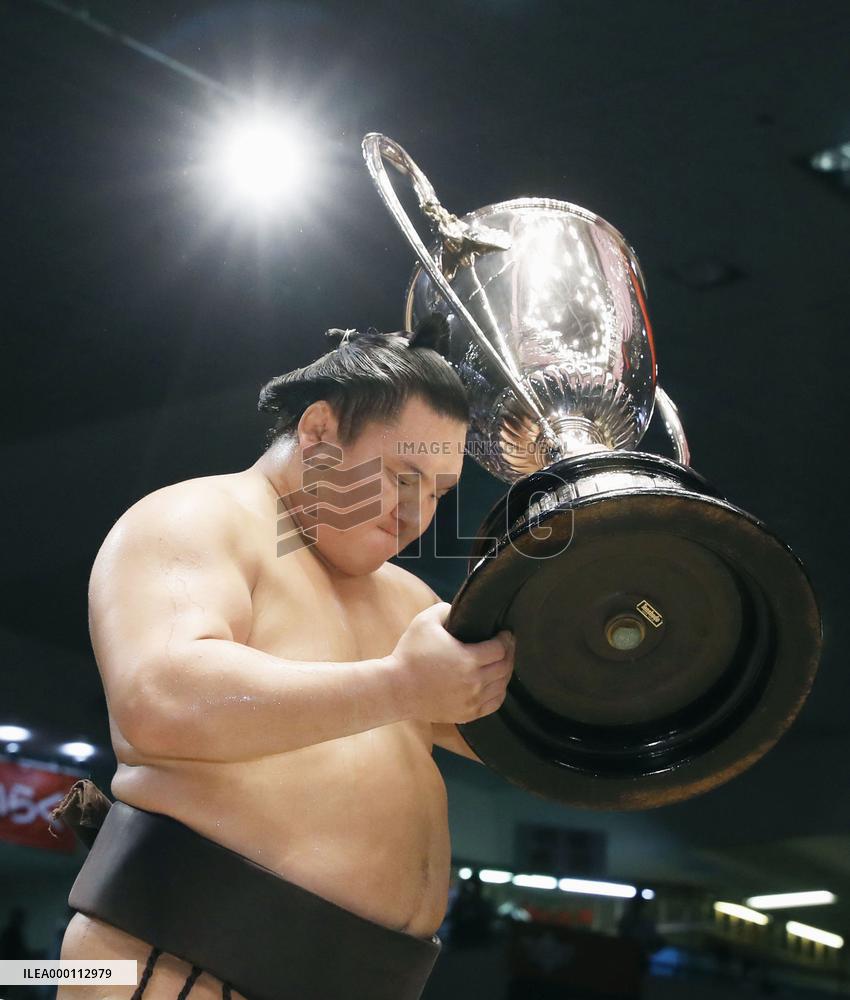 Sumo: Hakuho wins record-extending 39th career title