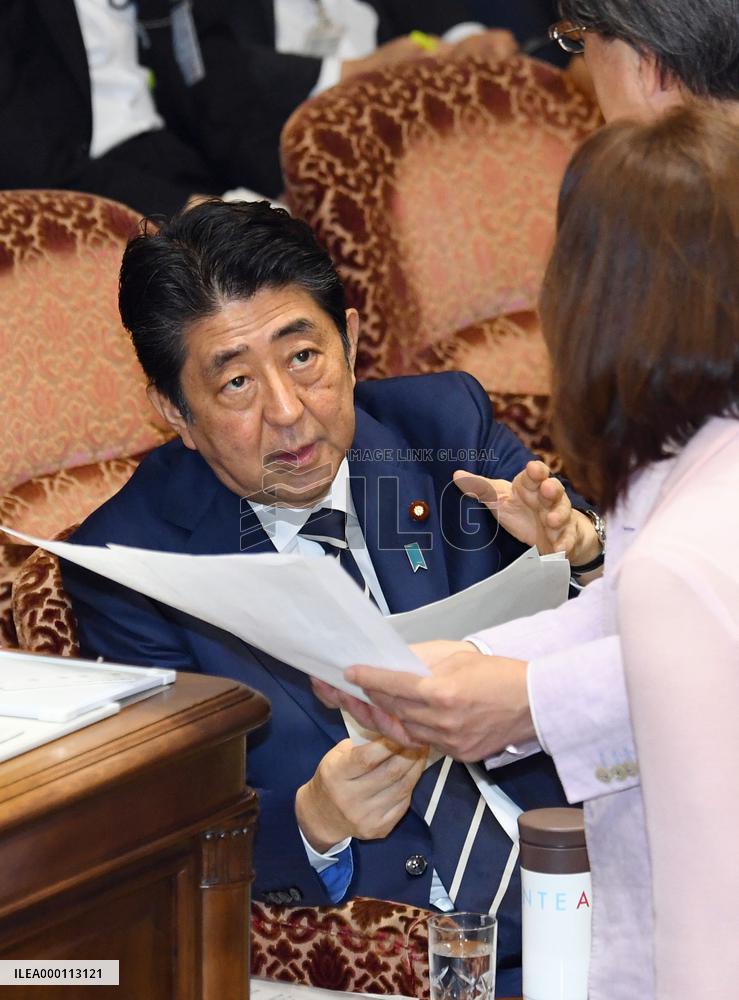Abe corrects past Diet answers over favoritism allegations