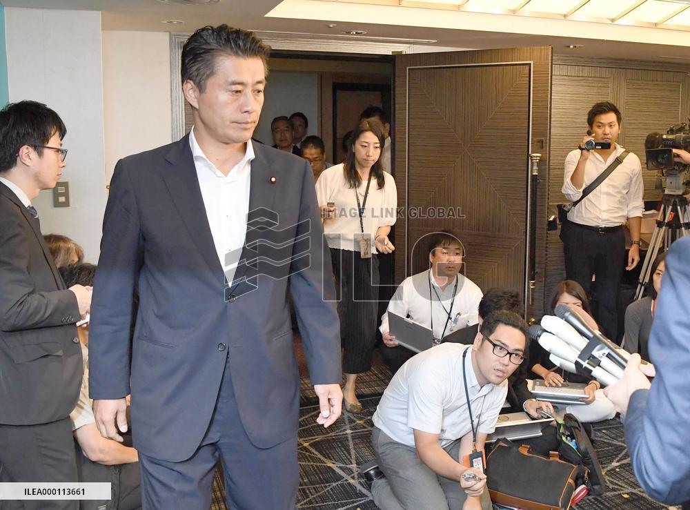Ex-minister Hosono to leave opposition Democratic Party